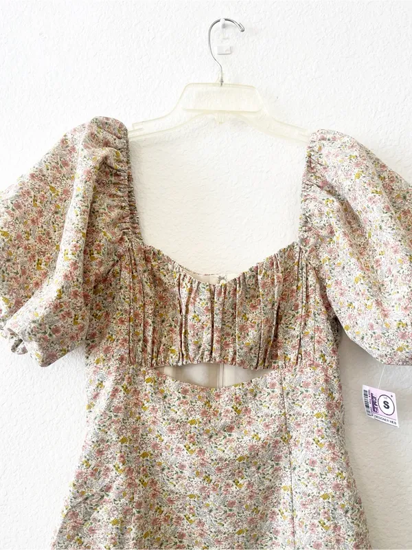 ASTR Puff Sleeve Floral Mini‎ Dress Cut Out Small NEW - Image 2