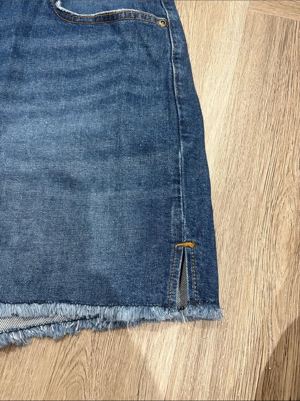 Lee Women's High Rise Cut Off Jean Shorts 4 Inch Inseam Size 14 Stretch - Image 3