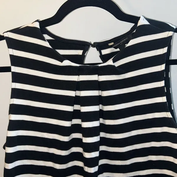 BANANA REPUBLIC Women's Sz S Striped Pleated Tank Black White Classic Preppy Top - Image 2