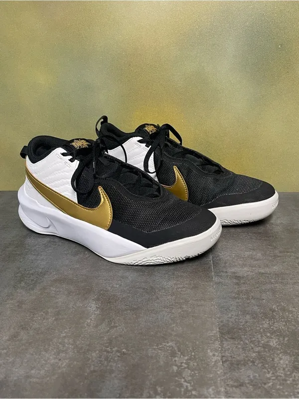 Nike Team Hustle D 10 GS Black Metallic Gold White Women's Sneakers Size 7-7.5 - Image 2