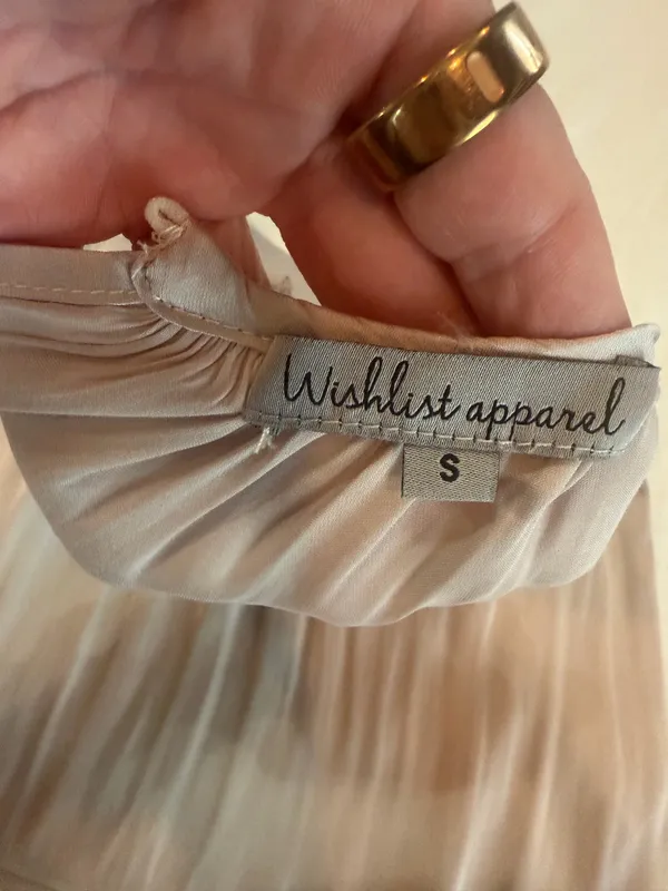 Wishlist Apparel Champagne Satin Pleated Sleeveless Blouse Size Small - Image 3