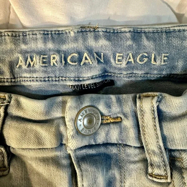 Light-Wash American Eagle Jeans Size 4 Regular Inseam 27 inches straight - Image 9
