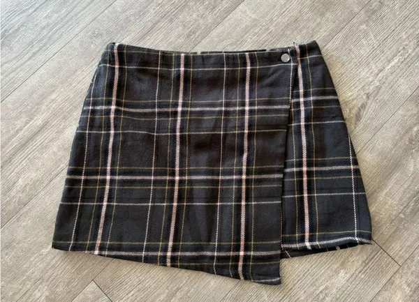 LAST PRICE🍒🤍 NO BOUNDARIES flannel faux wrap skirt 💐 - Image 2