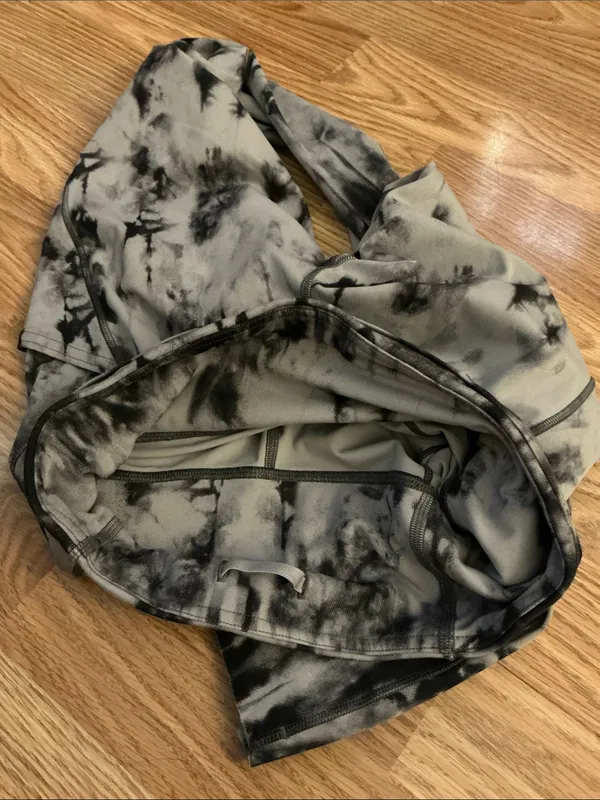 lululemon athletica Black & Gray Tie-Dye Capri Leggings Size 4 - Image 7