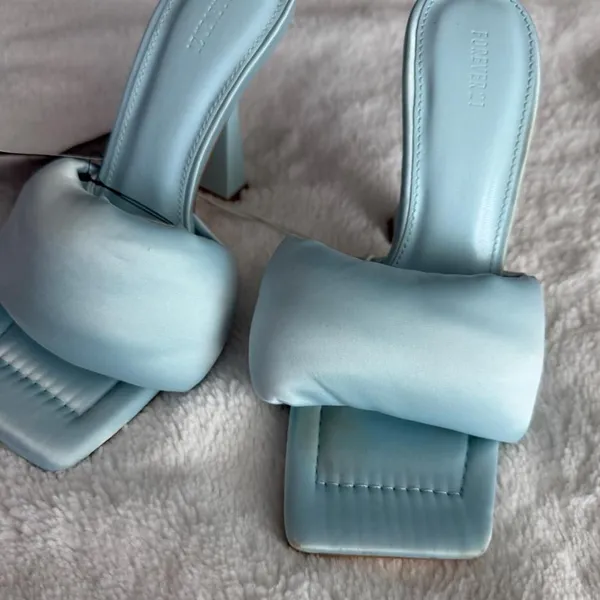 NWT Forever 21 Light Blue Leather Puffy Heel Sandals Women's Boho Slip-On Heels - Image 3