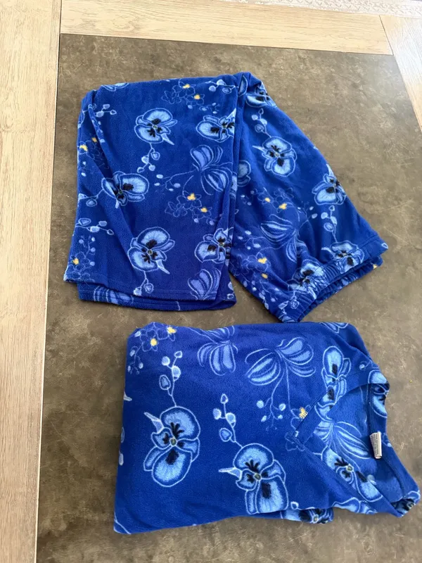 Mayfair Group Micro fleece Plush V-Neck Floral Pajama Set - Royal Blue - Image 7