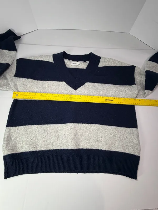 Hollister Women's Navy & Light Gray Wide-Stripe V-Neck Sweater - Image 3