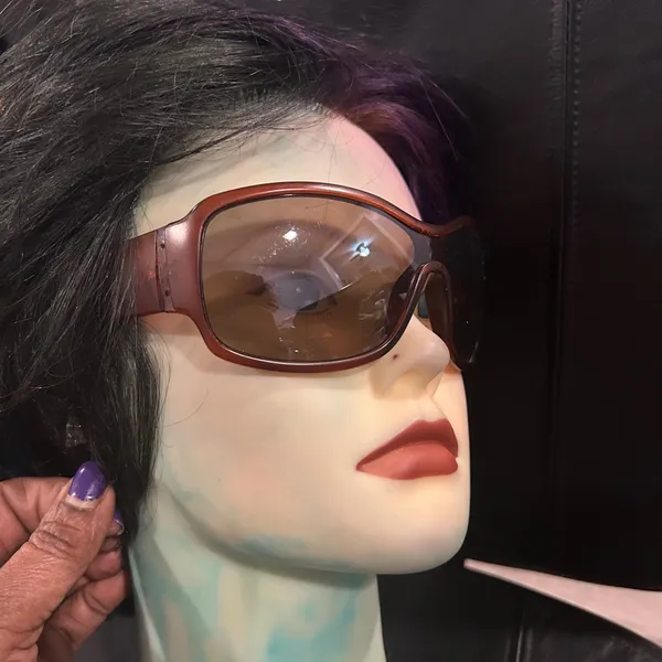 Brown Oversized Women’s Sunglasses - Classic Fashion Accessory - Image 5
