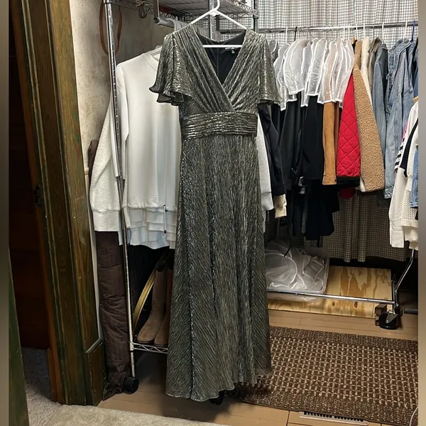 Betsy and Adam formal gown, size 6 - Image 3
