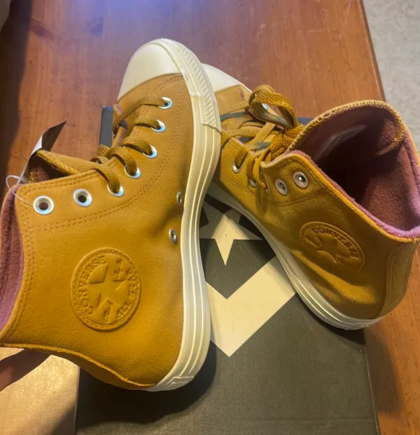 Converse New All Star, Chuck Taylor Sneaker High Top Women 7.5 - Image 4