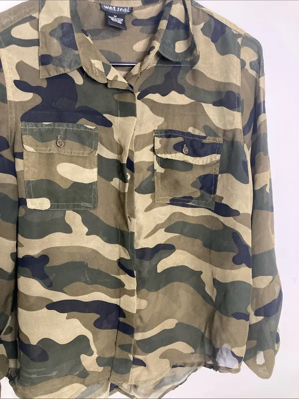 Wet Seal Camo Button-Down Shirt in Olive Green and Dark Green - Image 4