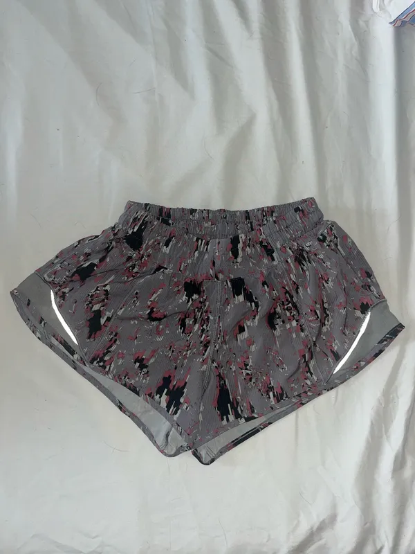 Lululemon Hotty Hot 2.5" Shorts - Image 4