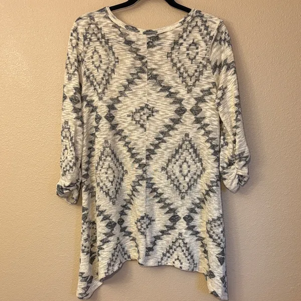 JohnPaulRichard M Southwest Boho Geometric Sweater Tan Gray Tunic Sharkbite Hem - Image 9