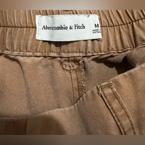 Abercrombie and Fitch wide leg pants in a brown/taupe color, women’s size M. - Image 3
