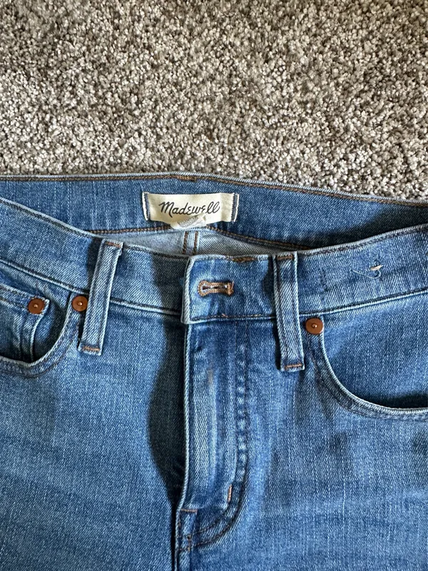 Madewell Jeans Mid-Rise Kick Out Crop - Image 4