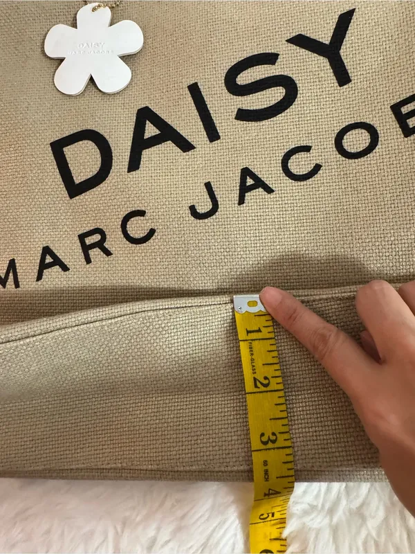 Marc Jacobs Daisy Beige Canvas Tote with White Handles and Daisy Charm - Image 11