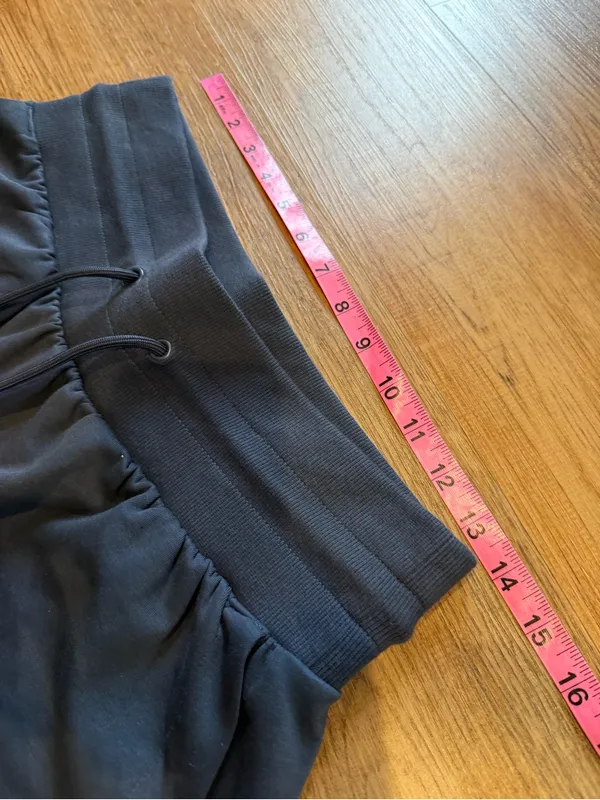 Old Navy Women's Navy Blue Athletic Drawstring Shorts - Image 5