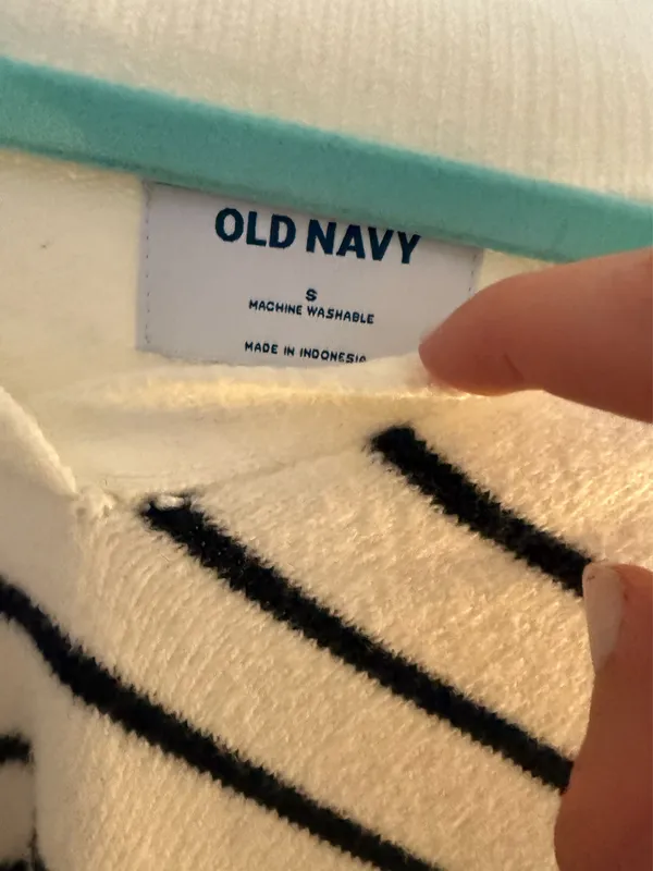 Old navy sweater - Image 2