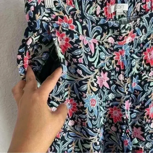 LOFT Women's Floral Wide Leg Crop‎ in Spring Bloom Pants with Pockets Size MP - Image 6