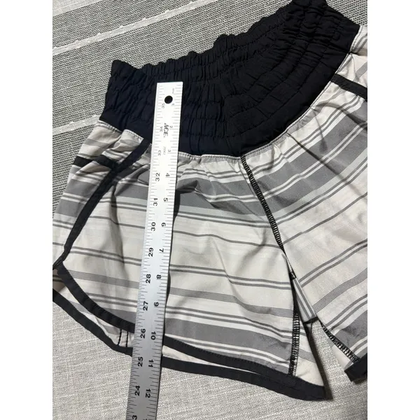 Lululemon Hotty Hot Shorts Size 4 Grey White Striped Running Athletic with Liner - Image 2