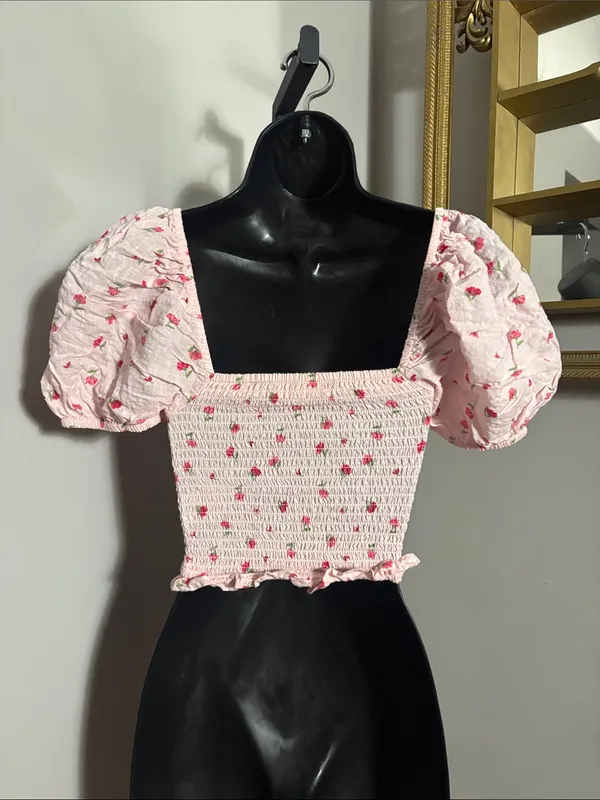Altar’d State XS Morgan Pink Floral Smocked Puff Sleeve Crop Top - Image 2