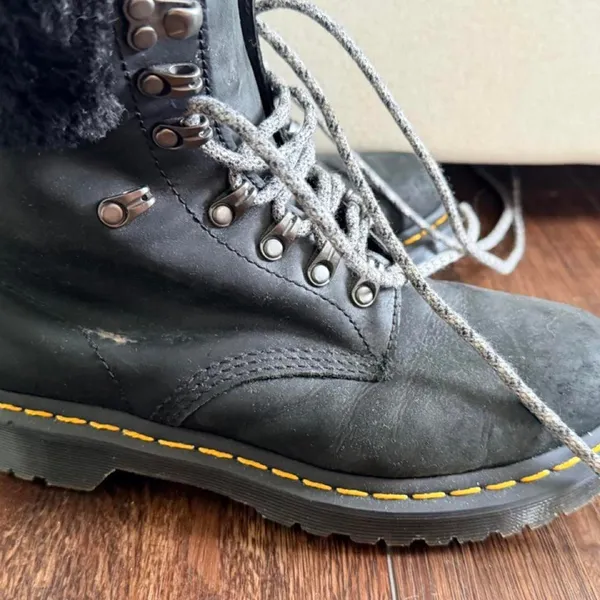 Black Dr. Martens 1460 Serena collar boots with faux fur lining, size US 8 - Image 5