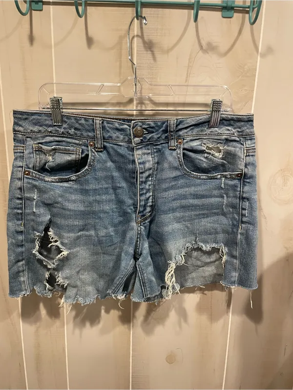 Cute American Eagle thrashed broken in jean shorts button fly 4” inseam - Image 2