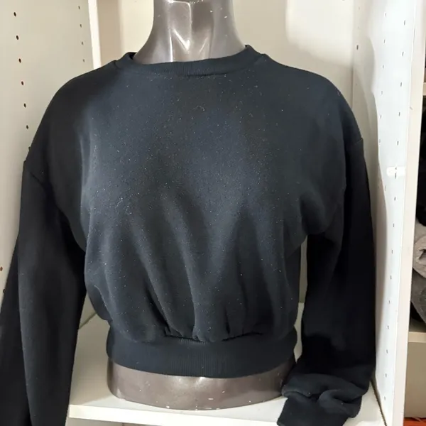 Woman’s wild fable crop top pull over sweatshirt, size medium - Image 3