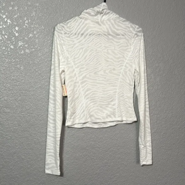 Free People Tempo Jacquard Turtleneck size small in white - Image 8