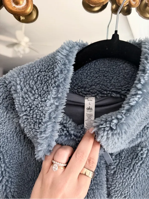 Alo foxy sherpa blue jacket medium - Image 3