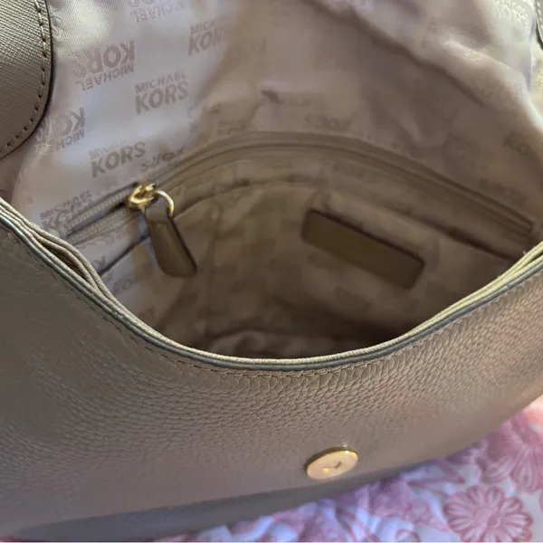 Michael Kors Taupe Shoulder Bag with Gold Chain - Image 9