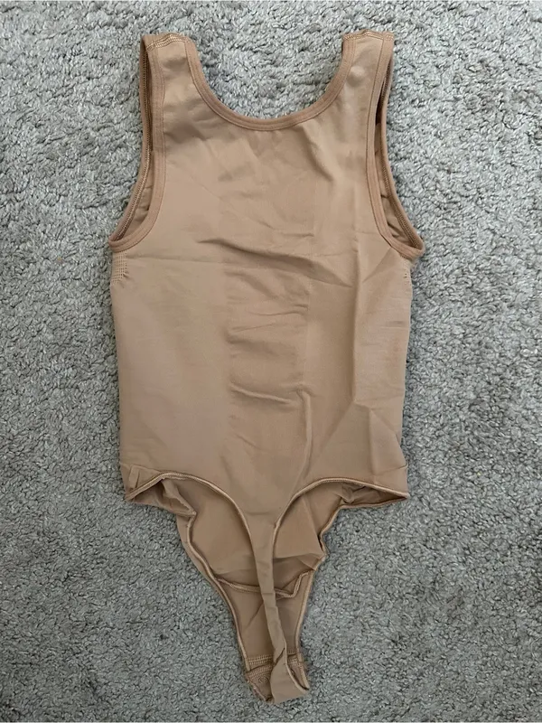 SKIMS Seamless Sculpt Scoop Neck Thong Bodysuit in Clay Sz. Medium - Image 6