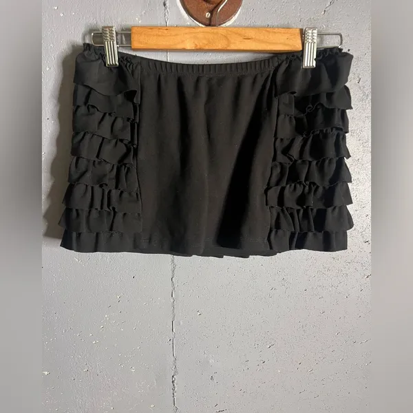 Edikted Blank Space Ruffled Mini Skirt in size Small - Image 4