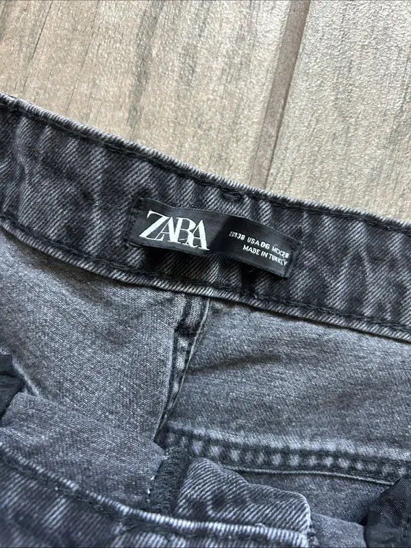 Zara Women's Relaxed Black Straight Jeans - Image 2
