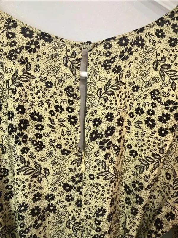 Urban Outfitters Sorrento wrap romper green floral print and puff sleeves small - Image 9