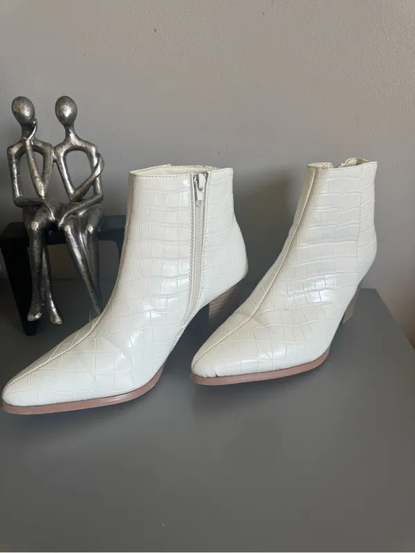 Forever 21 White Croc-Textured Ankle Booties with Block Heel - Image 3