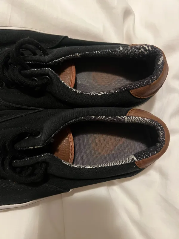 Low-Top Vans Sneakers - Image 5