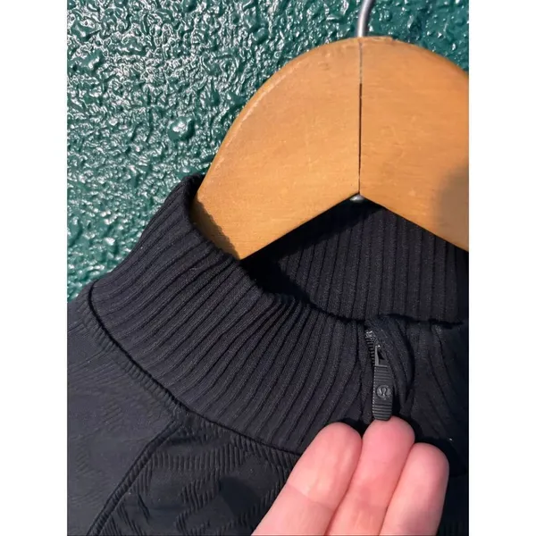 Lululemon Rest Less 1/2 Zip Patterned Black Size Medium - Image 2
