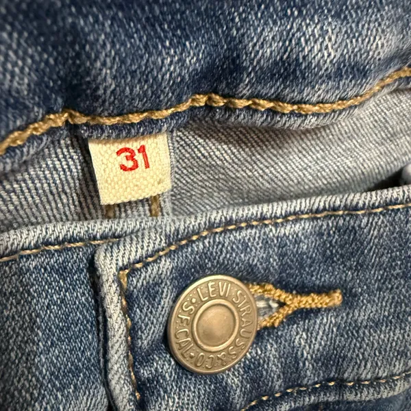 Levi’s Women’s‎ Midrise 9” inseam Denim Jeans Shorts Sz 31 - Image 3