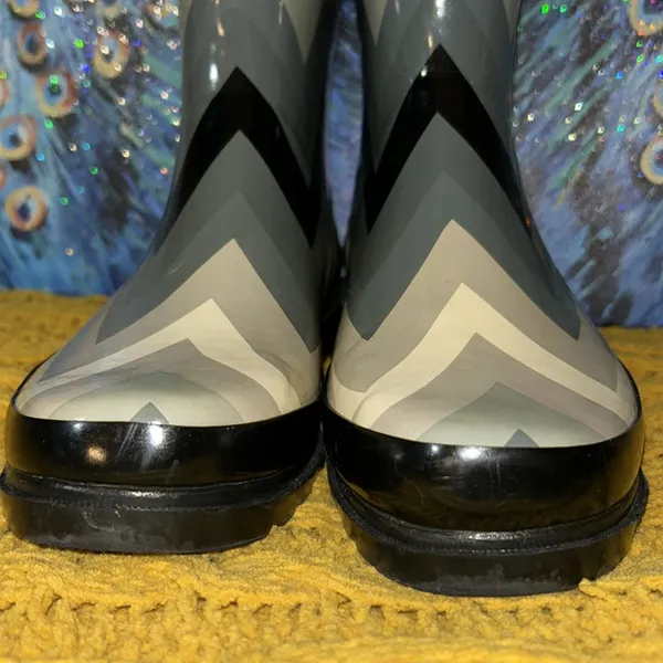 Sugar Size 8 Gray Chevron Print Rainboots - Image 7