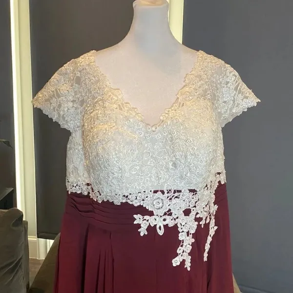Women’s Ivory Lace Top Chiffon V-Neck with Cap Sleeves Formal Dress Size 18 - Image 2
