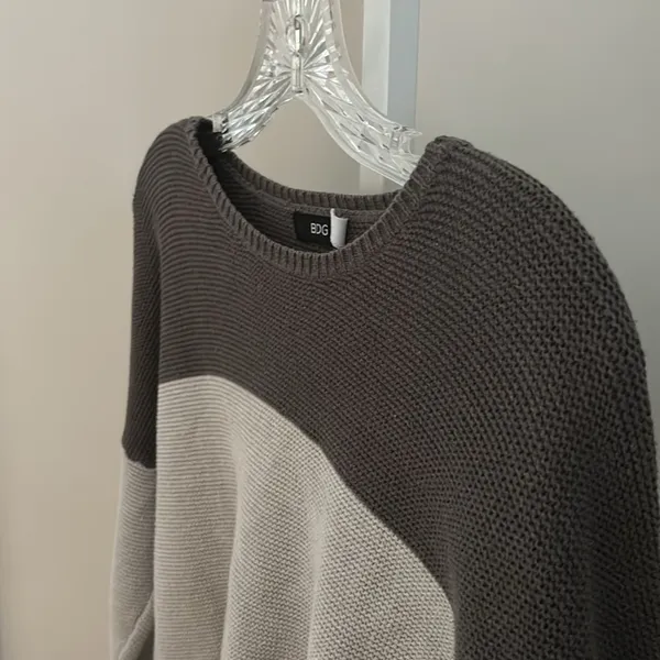 Urban Outfitters BDG Gray Color Block Sweater Size Medium - Image 3