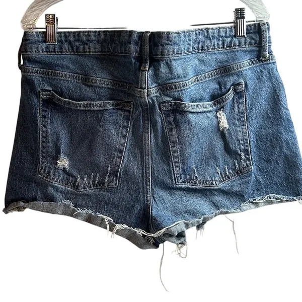 Free Assembly Women's High-Rise‎ Distressed Denim Shorts Size 16 Blue - Image 4