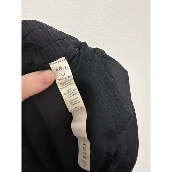 Lululemon Hotty Hot Short II *2.5" Black Size 4 - Image 4