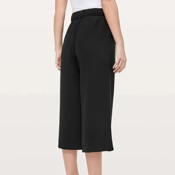 Lululemon Cropped Noir Pants  - Image 2