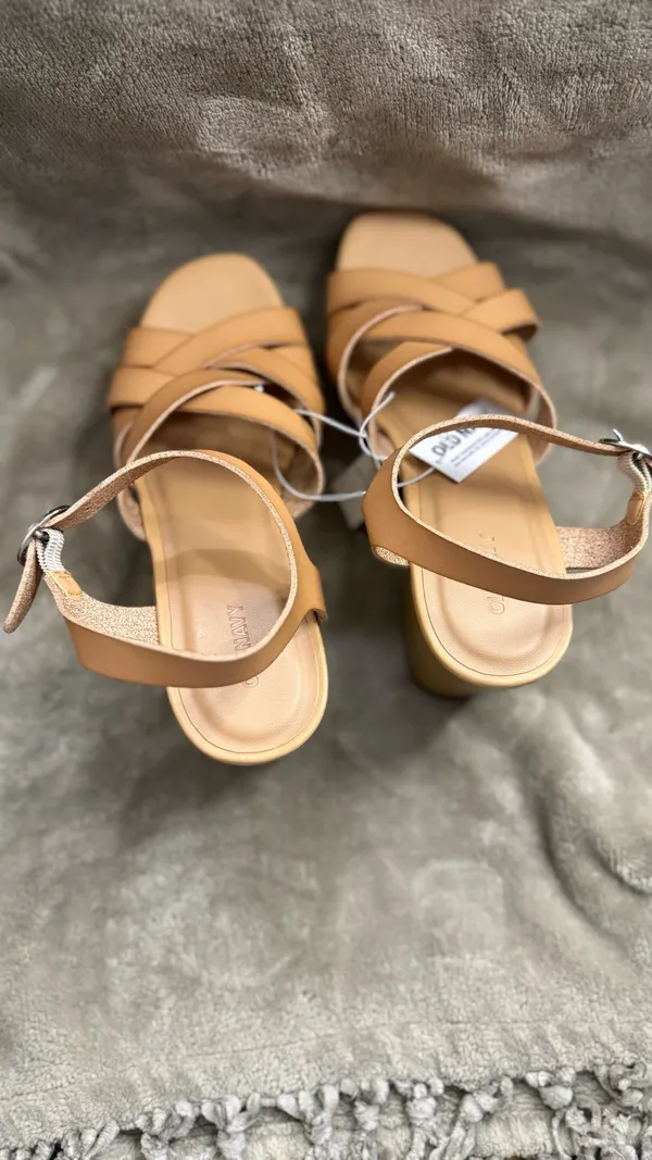 Old Navy Women's Tan Platform Sandals Size 9 - Image 5