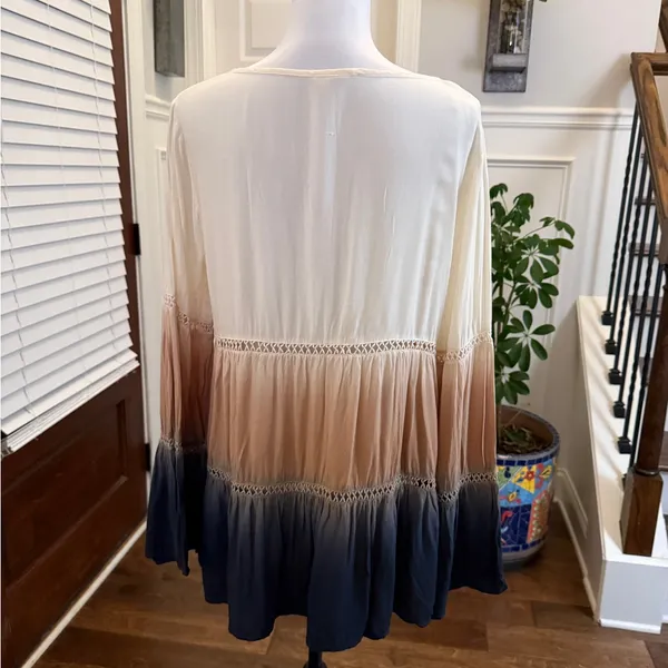 Entro EUC Elegant Bell Sleeve Embroidered Detail Ombre Women's Top - Image 2