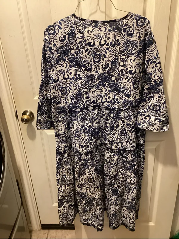 Blue and White Printed Midi Dress with V-Neck - Image 4