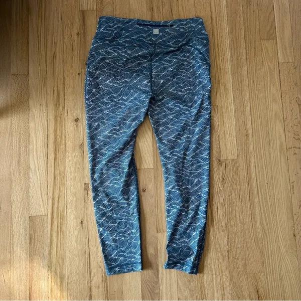 Vuori Pace High Rise Printed Leggings in Navy Wave blue crop size large - Image 2