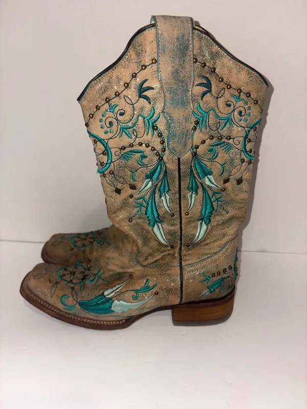 Corral Boots are the Women's Sand Horse Inlay and Multicolor Embroidery Square Toe model (A4266 - Image 3